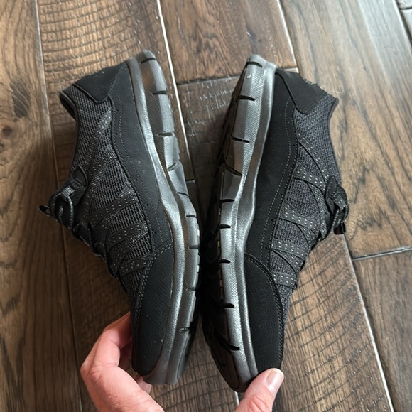 SKECHERS Air-Cooled women’s Memory Foam size 9.5 Wide Fit - Picture 3 of 9